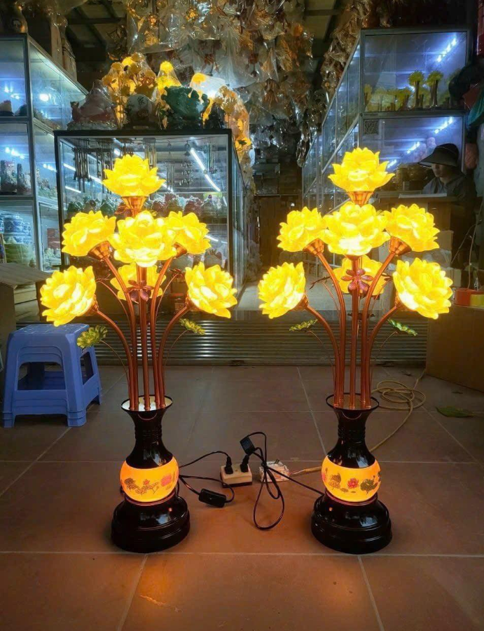Đèn thờ hoa sen lưu ly chân pha lê 3.png